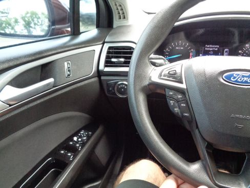 Used 2015 Ford Fusion SE image 21