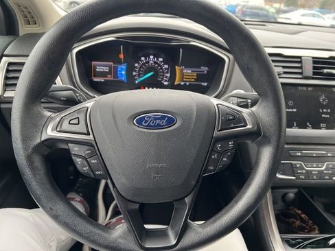 Used 2017 Ford Fusion SE w/ Fusion SE Technology Package image 8