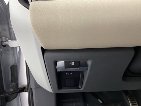 Used 2020 Land Rover Defender 110 SE image 27