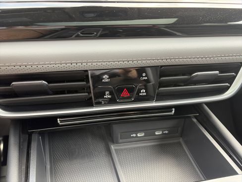 Used 2024 Volkswagen Atlas Peak Edition SE AWD/4WD image 25