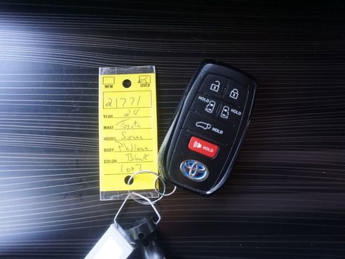 Used 2024 Toyota Sienna Platinum AWD/4WD image 34