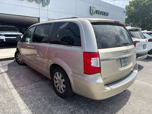 Used 2016 Chrysler Town & Country Touring FWD image 12