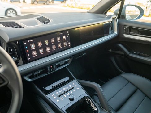 Used 2025 Porsche Cayenne image 15