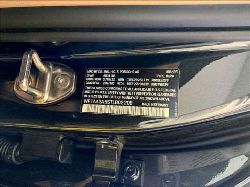 Certified 2026 Porsche Macan AWD/4WD image 36