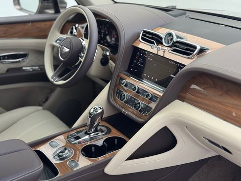 Used 2025 Bentley Bentayga image 12