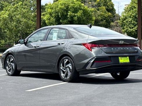 Used 2025 Hyundai Elantra Limited FWD image 3