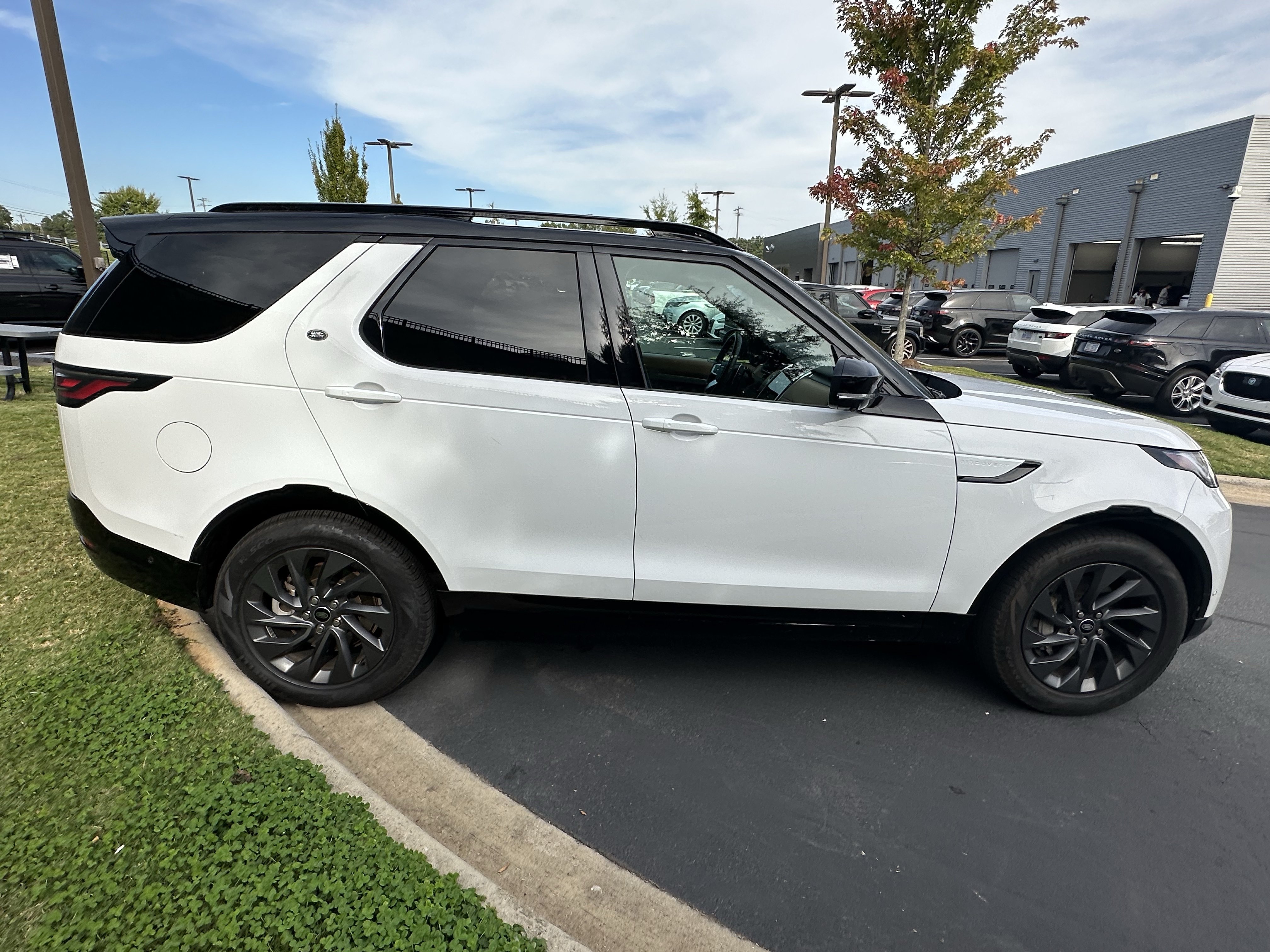 Certified 2023 Land Rover Discovery S R-Dynamic AWD/4WD image 29