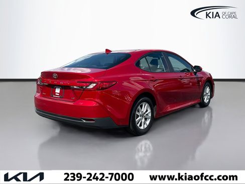 Used 2025 Toyota Camry LE w/ Convenience Package image 5