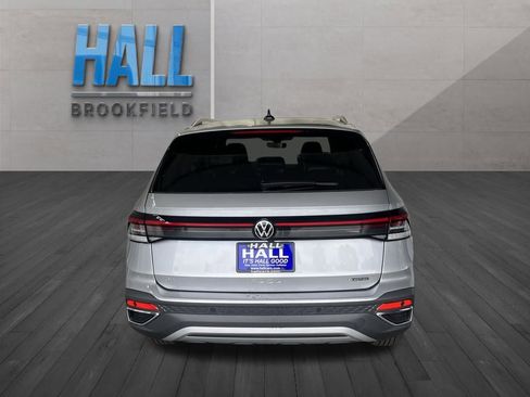 New 2025 Volkswagen Taos SE image 4