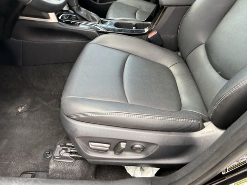 Used 2025 Toyota Corolla Cross XLE FWD image 28