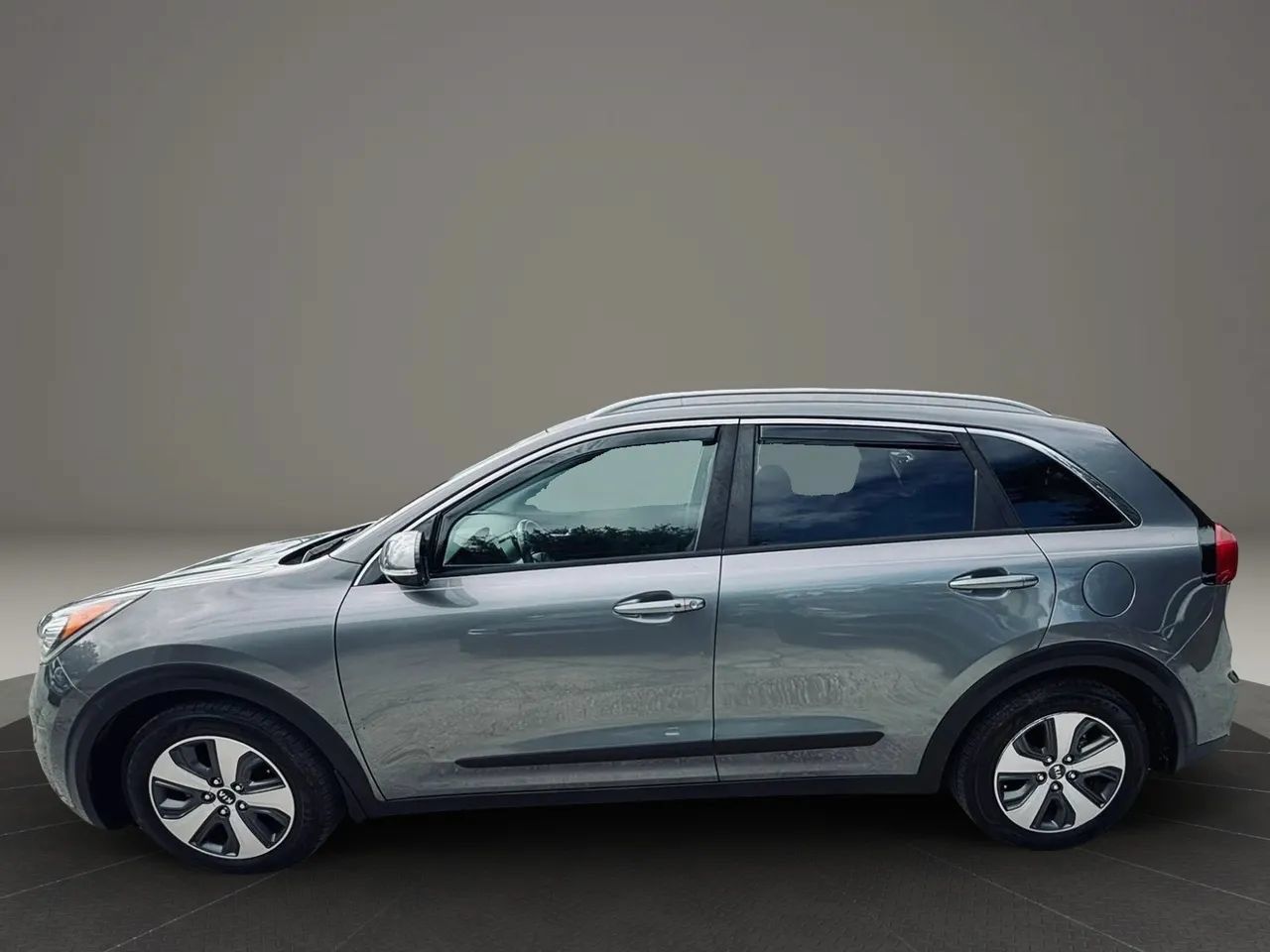 Used 2018 Kia Niro EX FWD image 2