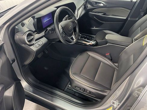 Used 2025 Chevrolet Trax ACTIV image 3