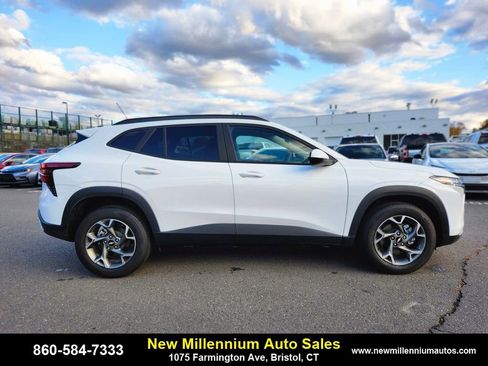 Used 2025 Chevrolet Trax LT w/ Driver Confidence Package image 6