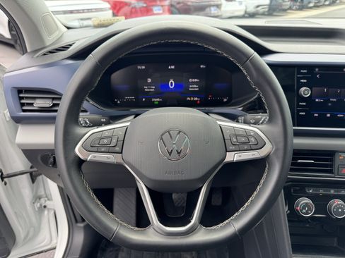 Used 2023 Volkswagen Taos SE w/ Panoramic Sunroof Package FWD image 18