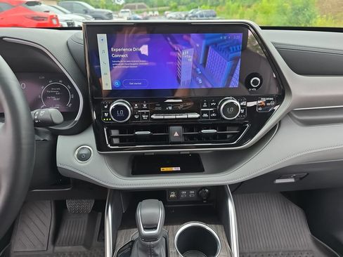 Certified 2025 Toyota Highlander Limited AWD/4WD image 25
