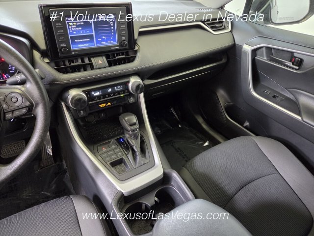 Used 2021 Toyota RAV4 LE AWD/4WD image 17