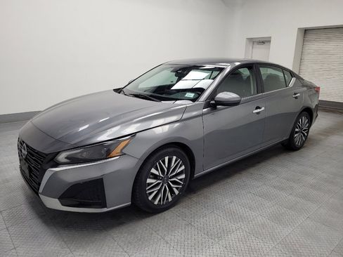 Used 2023 Nissan Altima 2.5 SV image 2