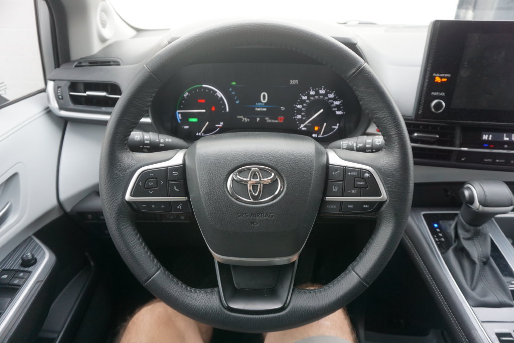 Used 2025 Toyota Sienna XLE w/ XLE Plus Package AWD/4WD image 3