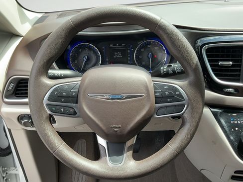Used 2019 Chrysler Pacifica LX FWD image 25