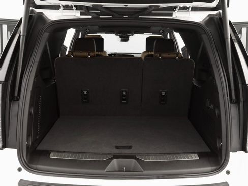 Used 2025 Chevrolet Suburban High Country image 28