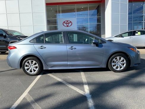 Used 2020 Toyota Corolla LE image 2