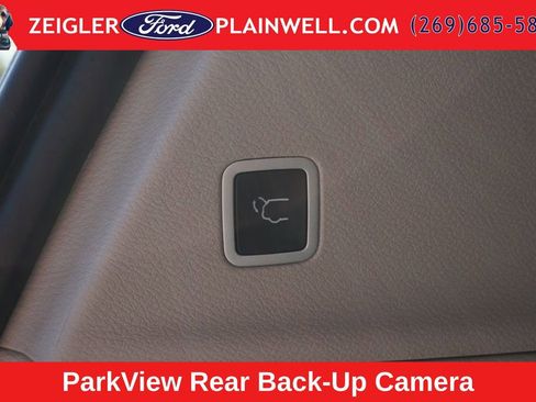 Used 2024 Chrysler Pacifica Touring-L FWD image 11