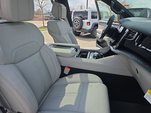 New 2026 Jeep Grand Wagoneer L Summit AWD/4WD image 10