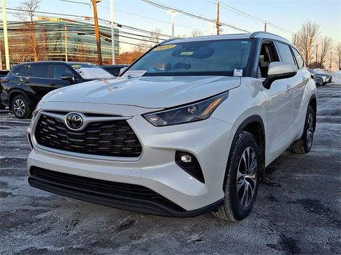 Certified 2022 Toyota Highlander XLE image 4