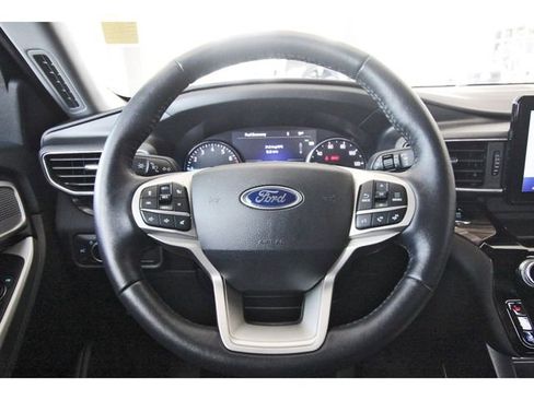Used 2022 Ford Explorer Limited w/ Equipment Group 301A RWD image 15