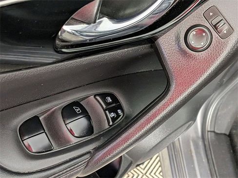 Used 2018 Nissan Rogue Sport SL w/ SL Premium Package image 16