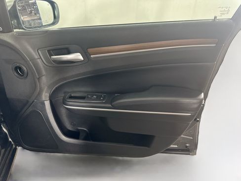 Used 2019 Chrysler 300 C RWD image 30