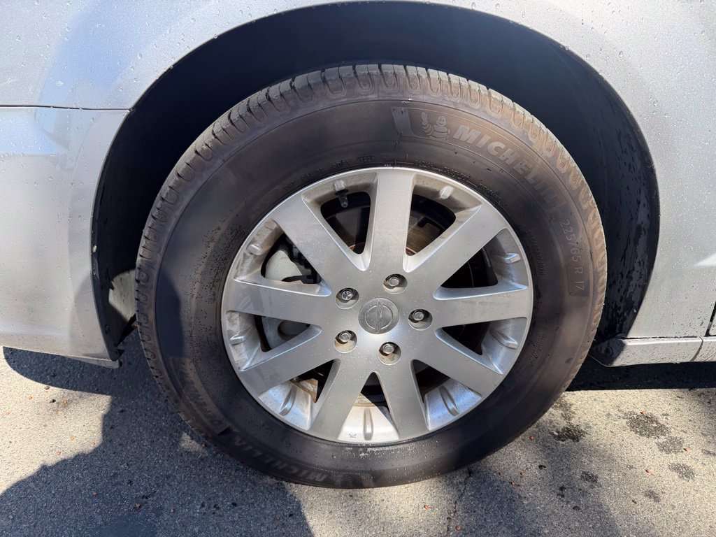 Used 2016 Chrysler Town & Country Touring FWD image 7
