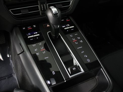 Certified 2026 Porsche Macan image 18