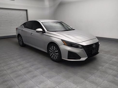 Used 2023 Nissan Altima 2.5 SV FWD image 11