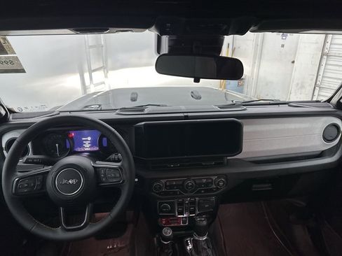 Used 2024 Jeep Wrangler Unlimited image 23