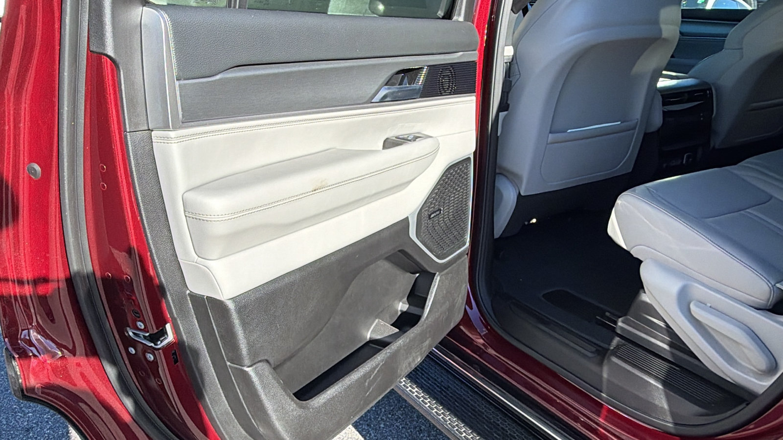 Used 2025 Jeep Wagoneer 4WD w/ Premium Group I image 24