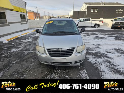 Used 2007 Chrysler Town & Country Touring image 7