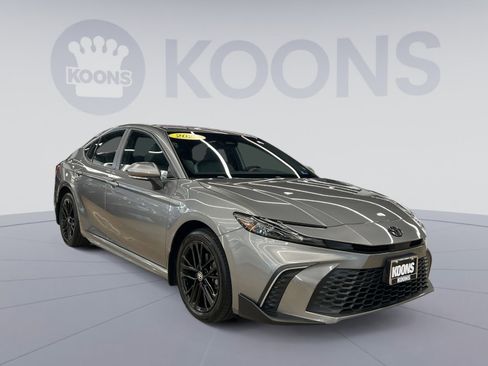 Used 2025 Toyota Camry SE image 7