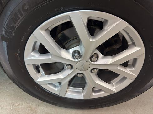 Used 2023 Jeep Grand Cherokee Limited image 34