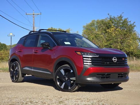 Used 2026 Nissan Kicks SR w/ Cold Weather Package image 2