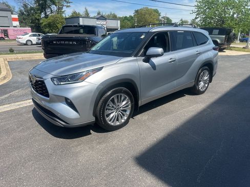 Used 2025 Toyota Highlander Platinum image 8