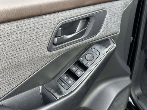 Used 2023 Nissan Rogue S image 18