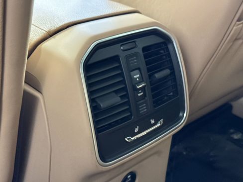 Certified 2025 Porsche Macan image 15