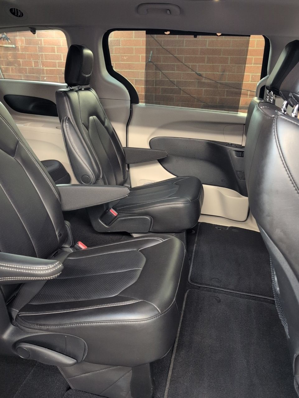 Used 2023 Chrysler Pacifica Touring-L FWD image 23