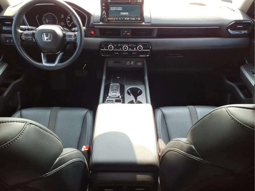 Used 2025 Honda Pilot Touring image 10