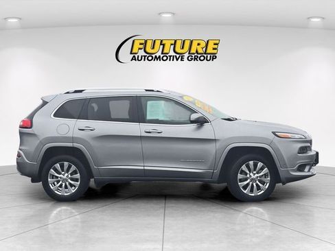 Used 2017 Jeep Cherokee Overland w/ Technology Group image 4