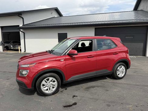Used 2021 Hyundai Venue SE FWD image 2