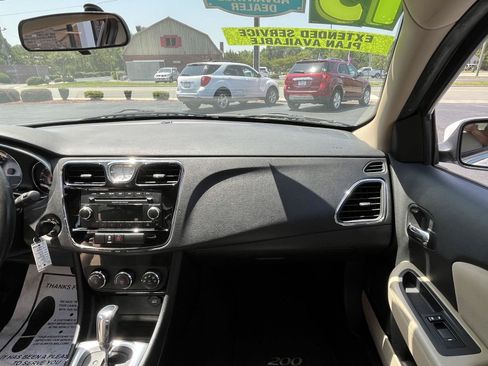 Used 2013 Chrysler 200 LX FWD image 10