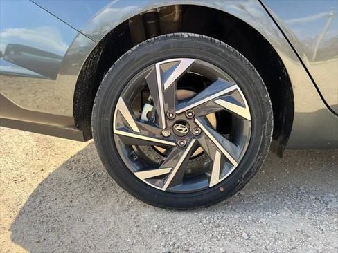 Used 2025 Hyundai Elantra SEL image 16