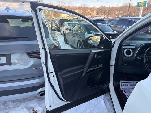 Used 2016 Toyota RAV4 Limited image 17